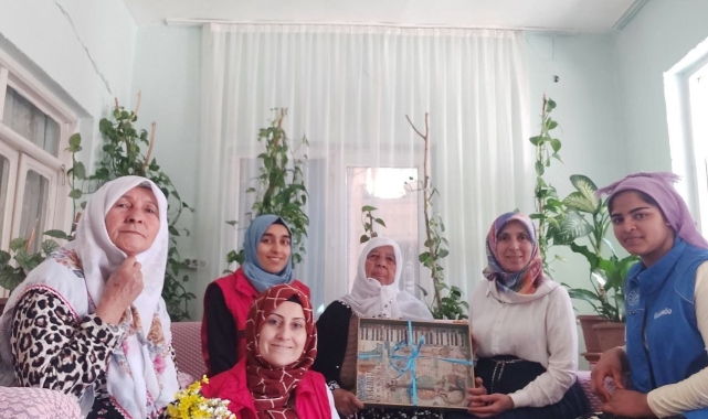 Gönüllü gençler yaşlı çınarları unutmadı