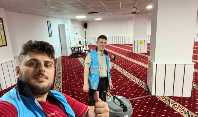 Gönüllü gençler yurt çevresini temizledi