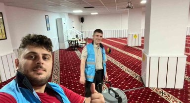 Gönüllü gençler yurt çevresini temizledi