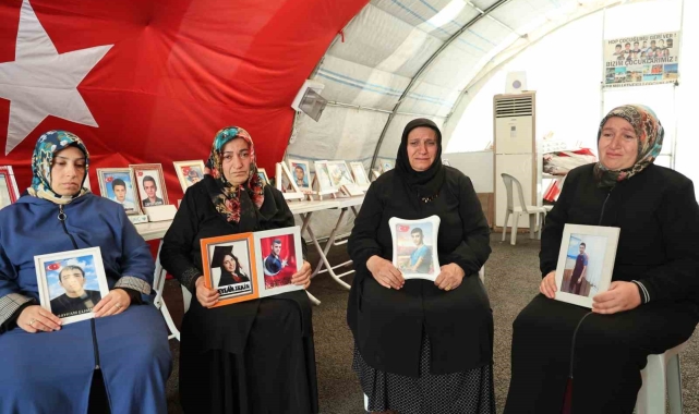 Gözyaşları içinde 20 bayramdır görmedikleri evlatlarının bayramını kutladı