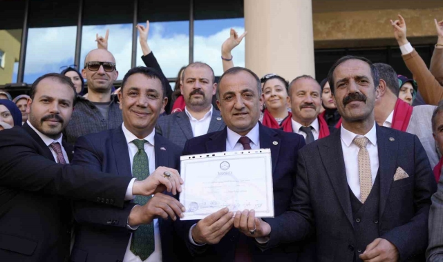 Gümüşhane Belediye Başkanı seçilen Başer, mazbatasını alarak makamına oturdu