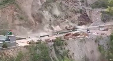 Gümüşhane'de meydana gelen heyelan saniye saniye görüntülendi