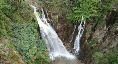Gümüşhane'nin saklı cenneti Çağlayandibi Şelalesi baharla coştu