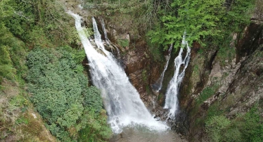 Gümüşhane'nin saklı cenneti Çağlayandibi Şelalesi baharla coştu