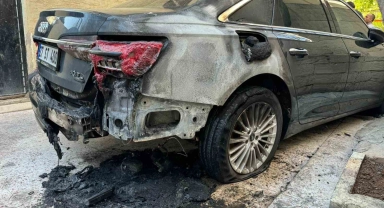 Güvenlik kamerasının kablosunu kesip aracı kundakladılar