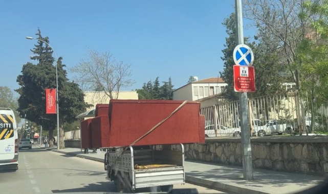 Hafif ticari araca yükledikleri çekyatlarla trafiği tehlikeye attılar