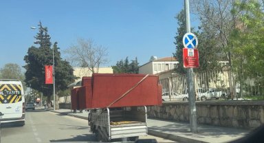 Hafif ticari araca yükledikleri çekyatlarla trafiği tehlikeye attılar