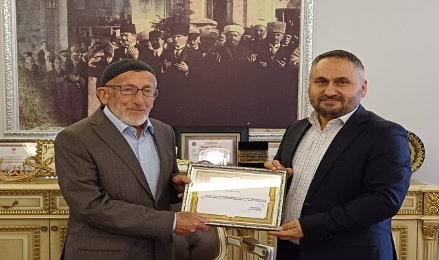 Hafızlık yarışmasında birinci olan 80 yaşındaki kişiye teşekkür belgesi verildi