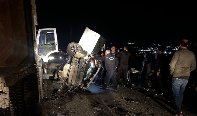 Hafriyat kamyonunun altına giren otomobil hurdaya döndü: 3 yaralı