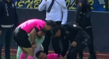 Hakem, yaralanmasına rağmen maça devam etti