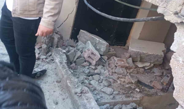 Hakkari'de freni patlayan araç eve girdi