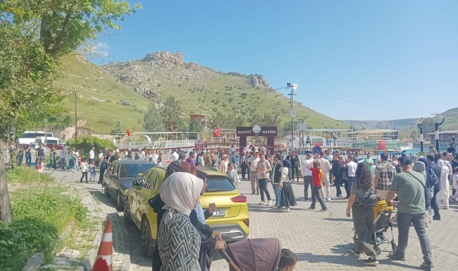 Halfeti ziyaretçi akınına uğradı