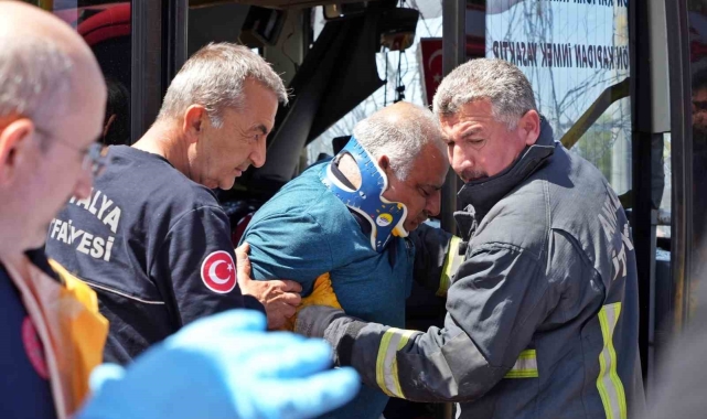 Halk otobüsü kırmızı ışıkta bekleyen araçlara daldı: 7 araç birbirine girdi, 8 yaralı