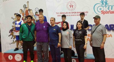 Halterciler madalya ile döndü