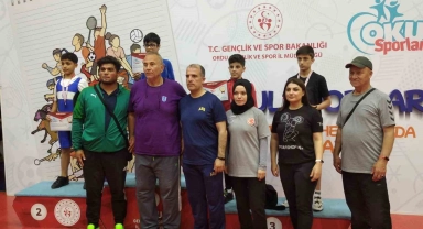 Halterciler madalya ile döndü