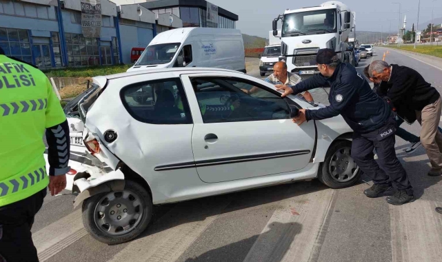 Hasta taşıyan araç otomobile çarptı: 4 yaralı