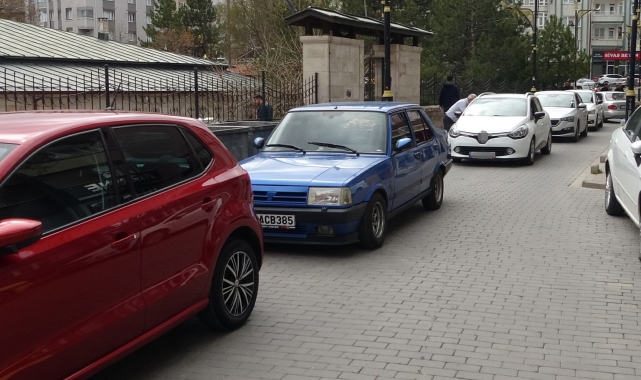 Hatalı park edip trafiği tıkadı, tepki görünce belediyeyi suçladı