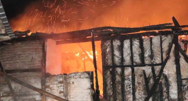 Havza'da 2 katlı ahşap ev ve depo alevlere teslim oldu