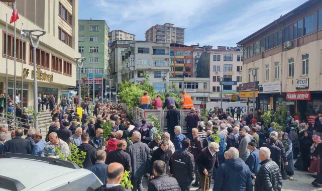 Hayır için bir tır dolusu meyve fidanı dağıttılar