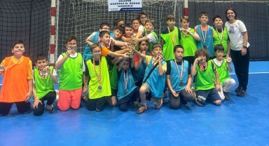 Hentbol ve masa tenisinde kazananlar kupa ve madalyalarını aldı