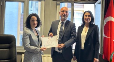 Hopa Belediye Başkanı Utku Cihan mazbatasını aldı