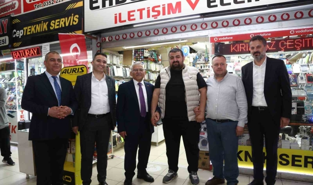 Hunat Çarşısı esnafını ziyaret eden Büyükkılıç'tan birlik, beraberlik mesajı
