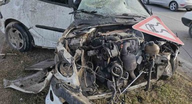 Hurdaya dönen araçtan sağ çıktı