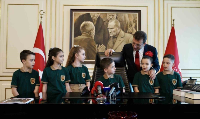 İBB Başkanı İmamoğlu, koltuğunu 3. sınıf öğrencisi Ali Selim Metli'ye devretti