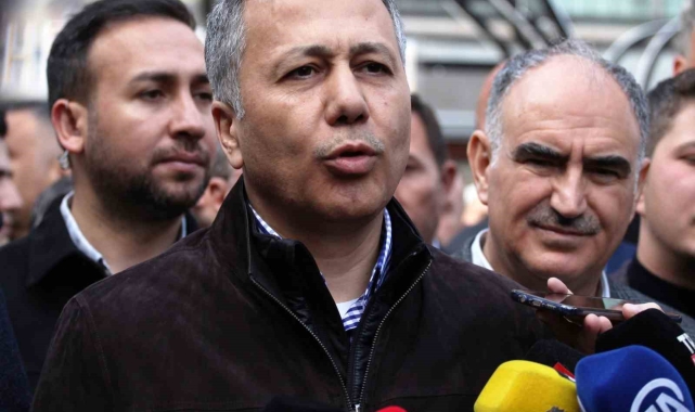 İçişleri Bakanı Yerlikaya bayram namazını Konya'da kıldı