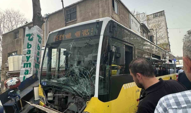 İETT otobüsü kaldırımdaki 2 kişiye çarptı: O anlar kamerada