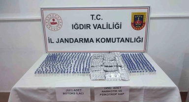 Iğdır'da yabancıların çantasından 521 botoks ilacı ve 450 uyuşturucu hap çıktı