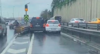 İki inatçı sürücü Bahçelievler yan yol girişindeki bariyerlere böyle sıkıştı