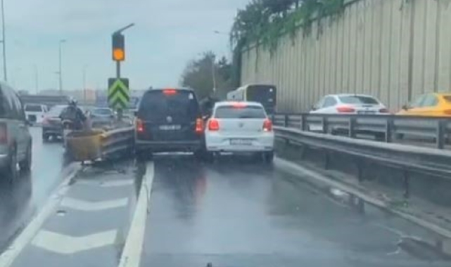 İki inatçı sürücü Bahçelievler yan yol girişindeki bariyerlere böyle sıkıştı
