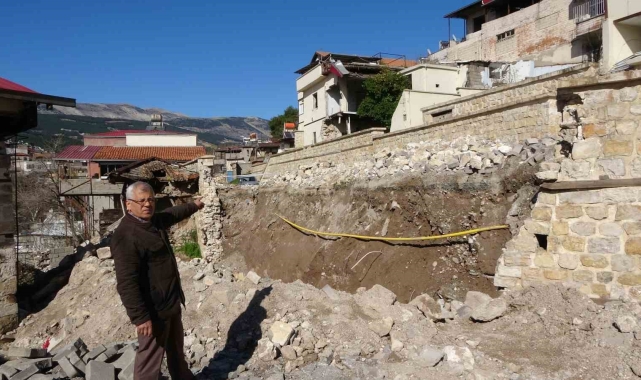 İki mahallenin geçiş güzergahı yıkık halde bekliyor