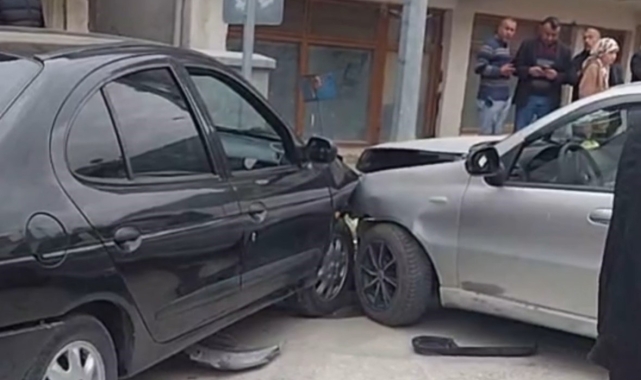 İki otomobil çarpıştı: 3 yaralı