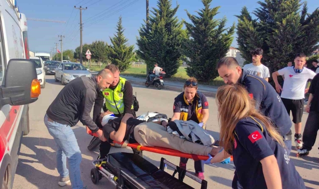 İki otomobile çarpan motosiklet sürücüsü yaralandı, kaza anı kameraya yansıdı