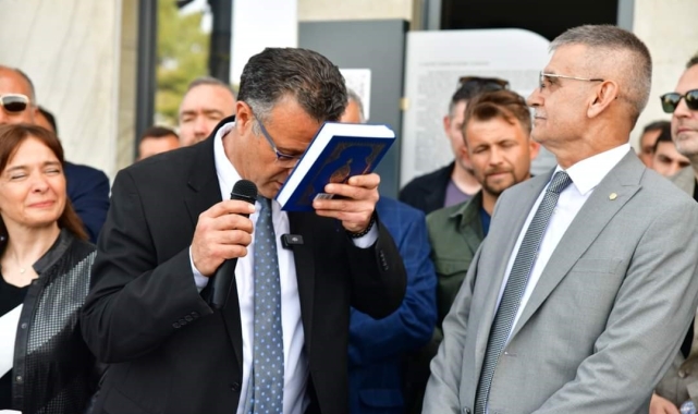 İkinci dönemine de Kur'an-ı Kerim'i öperek başladı