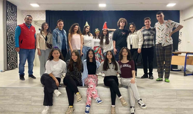 İlk tiyatrolarını lise öğrencilerine yaptılar