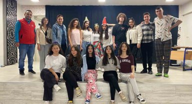 İlk tiyatrolarını lise öğrencilerine yaptılar