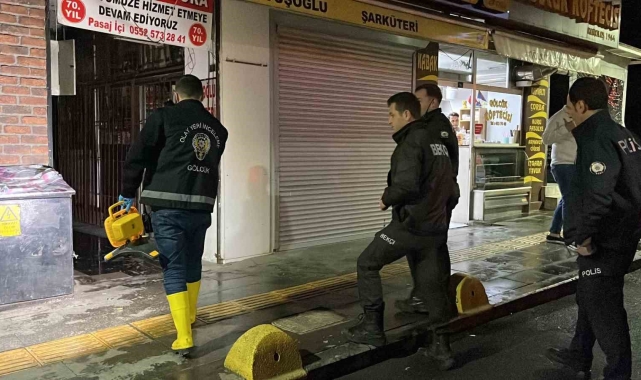 İş merkezindeki metruk daire alevlere teslim oldu, 2 kişi can havliyle dışarıya çıktı