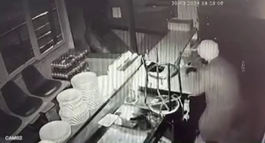 İş yerindeki hırsızlık anı kameralara yansıdı