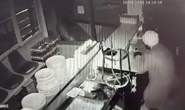 İş yerindeki hırsızlık anı kameralara yansıdı