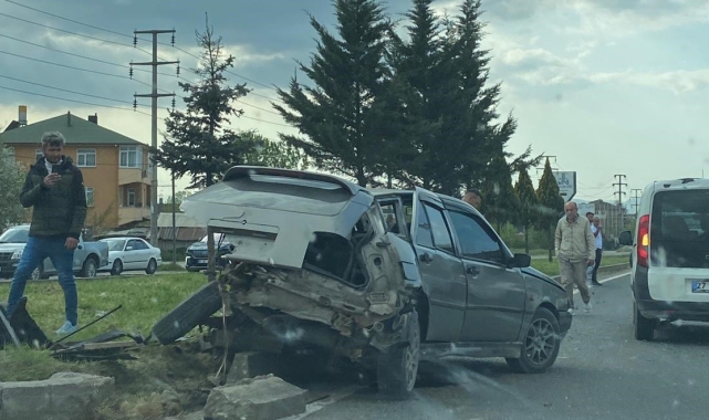 Işıklı kavşakta otomobiller çarpıştı: 1 yaralı