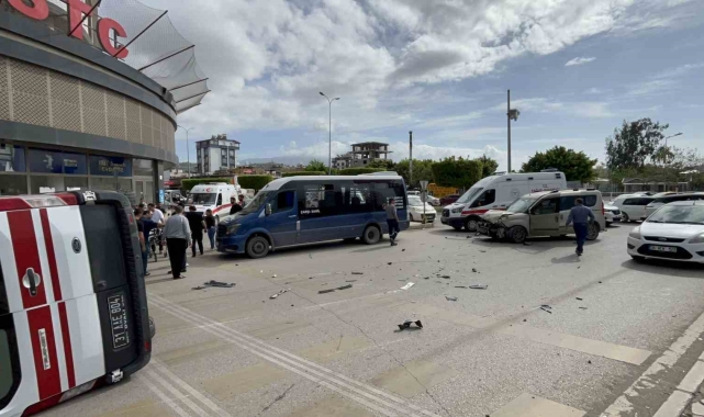 İskenderun'da araçla çarpışan ambulans devrildi: 2 yaralı