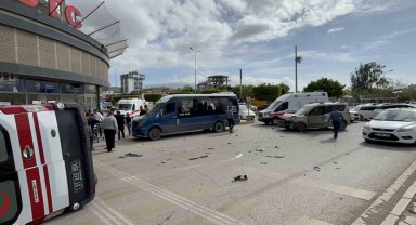 İskenderun'da araçla çarpışan ambulans devrildi: 2 yaralı