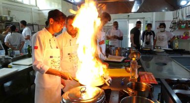 İsrafa dikkat çekmek isteyen İtalyan ve Ürdünlü gençler artık malzemelerle hünerlerini sergiledi