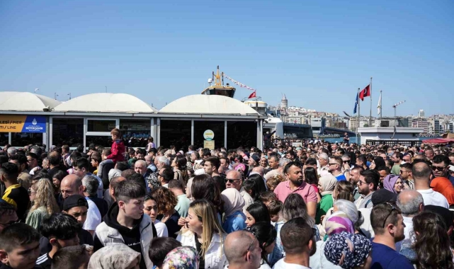 İstanbul Eminönü'ndeki insan seli fotoğraflara yansıdı