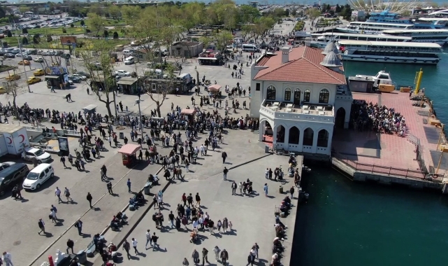 İstanbul'da Adalar İskelesi'nde bayram yoğunluğu