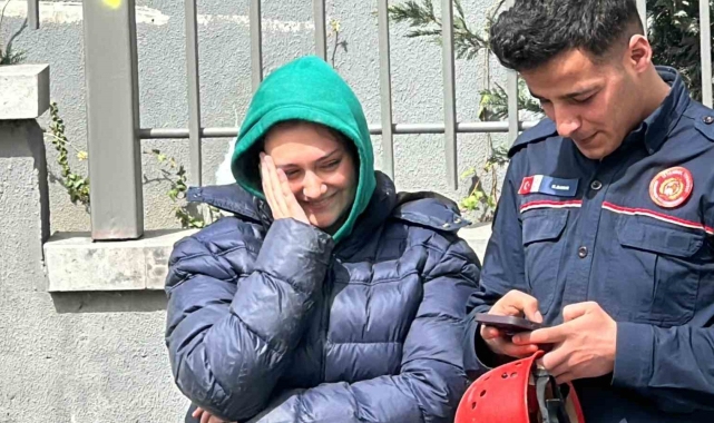 İstanbul'da balkonda genç kızı kurtarma operasyonu: Sigara içerken kilitli kaldı, kurtarılınca kendi haline güldü