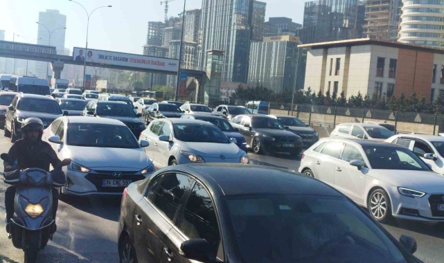 İstanbul'da bayram dönüşü haftanın ilk gününde trafik yüzde 60'lara ulaştı